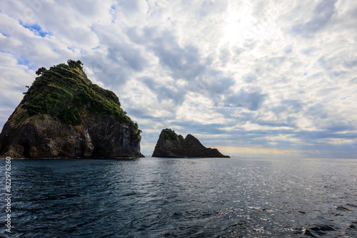 漁船に乗って、中木港沖の小さな島々や海域をドローンで撮影して、地形調査をしている。 日本国静岡県伊豆半島賀茂郡南伊豆町中木から渡し船で渡るヒリゾ浜にて。 2022年夏水中撮影。 He is conducting a topographic survey of the small islands and waters off Nakaki Harbor using a drone aboard a 