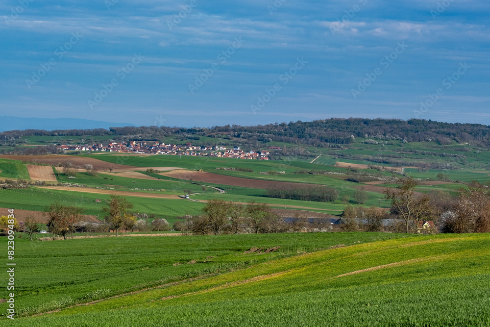 Paysage rural avec un village sur une colline (Alsace, France)