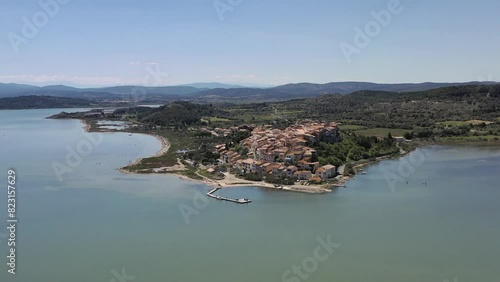 survol du parc naturel régional de la Narbonnaise	et du port de la nautique près de Narbonne