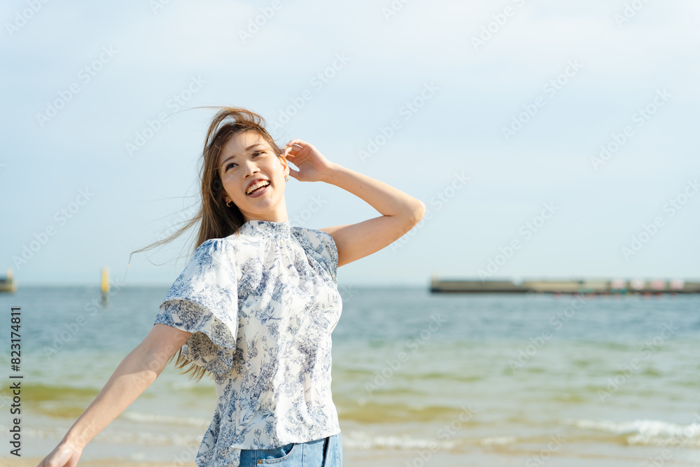 海辺にたたずむ美しい女性