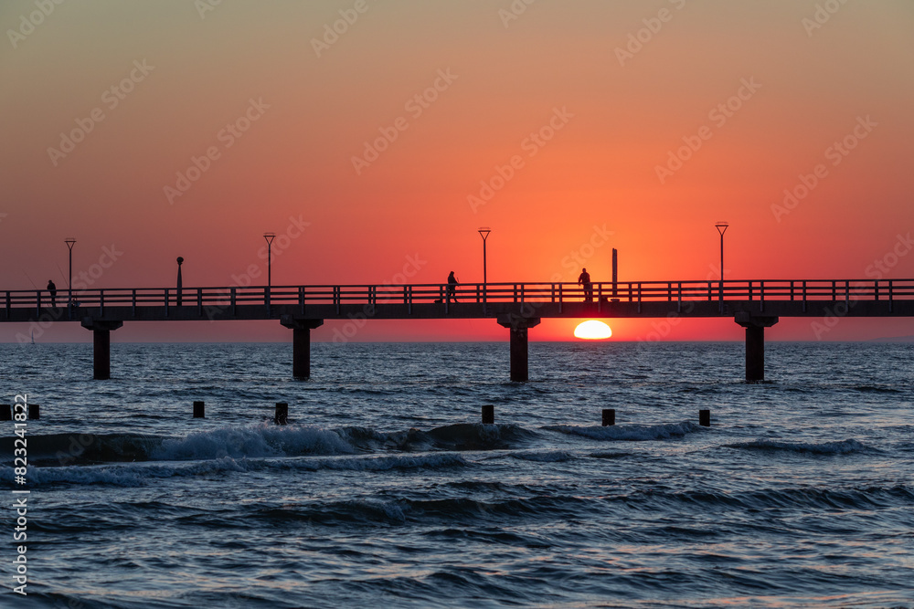 Zum Sonnenaufgang an der Seebrücke in Zingst an der Ostsee. Zum Sonnenaufgang an der Seebrücke in Zingst an der Ostsee.