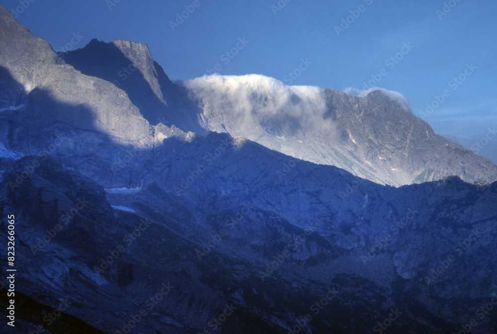 Wolken fallen über einen Gebirgsgrat in Graubünden, Schweiz