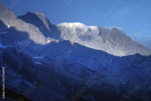 Wolken fallen über einen Gebirgsgrat in Graubünden, Schweiz