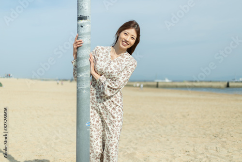 砂浜と女性 photo