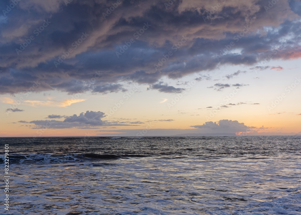 Obraz premium Beautiful sunrise at Kekaha Beach Park, Island of Kauai, Hawaii.