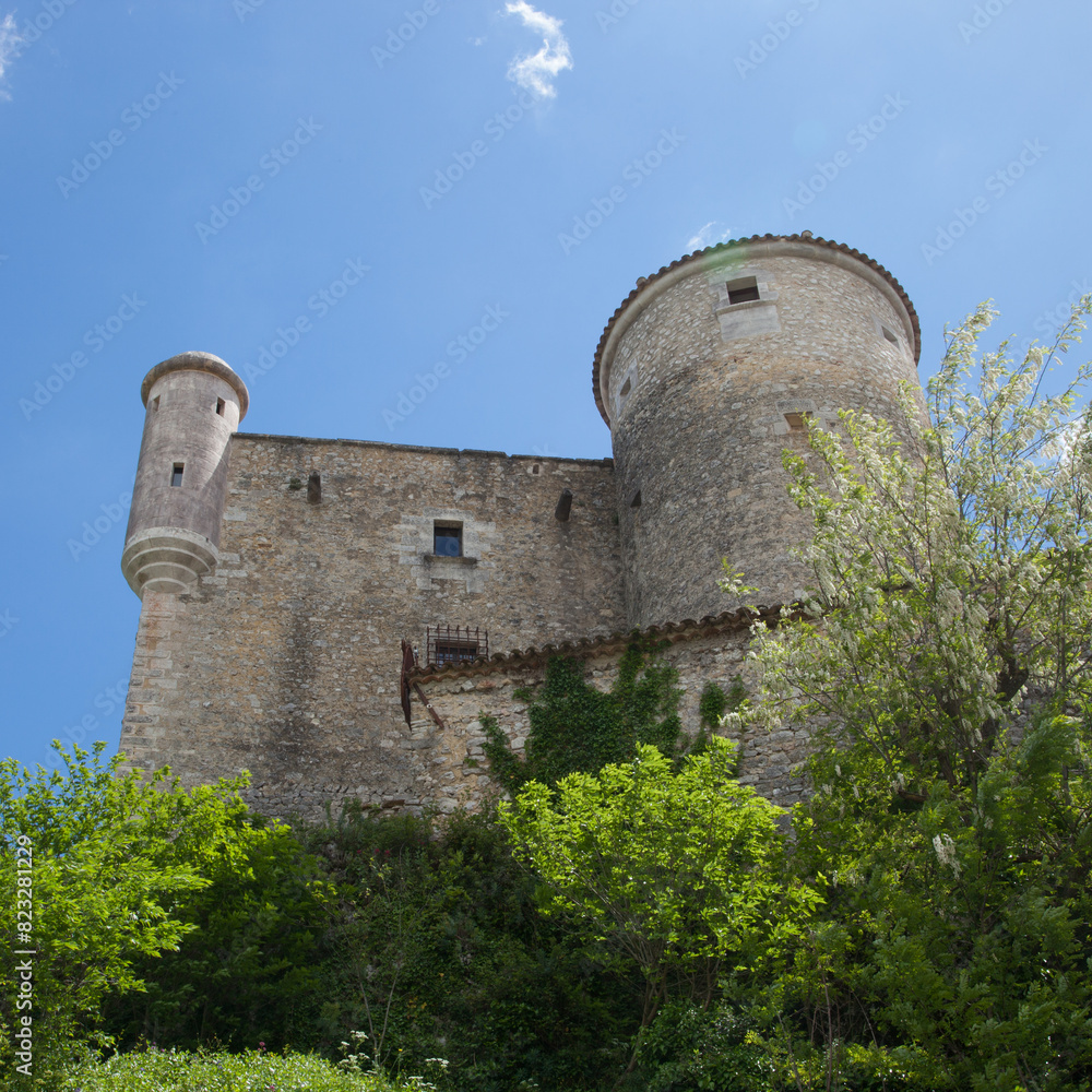 Le château de Labastide de Virac (Ardèche) avec son donjon et une échauguette
