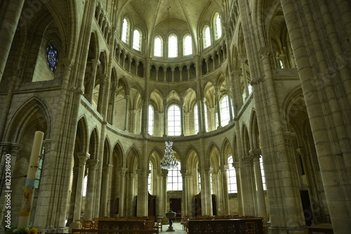 Colonnades gothiques de la cathédrale de Soissons. France