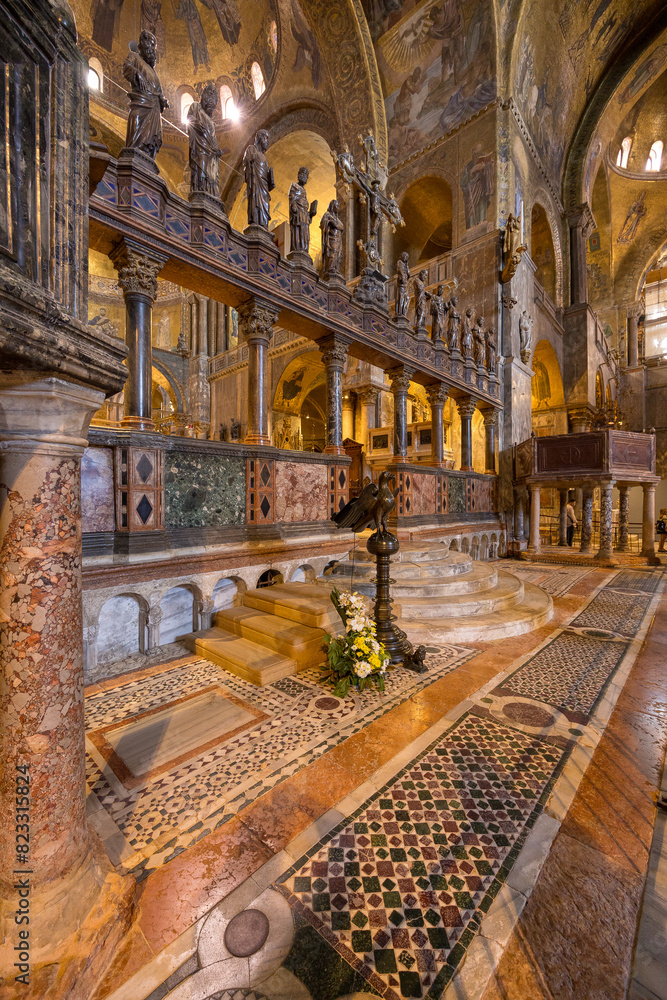 Fototapeta premium Venezia, Italy - May 18, 2024: interior architectural shot of St. Mark's Basilica in Venice (Basilica di San Marco).