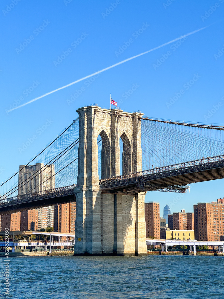 Obraz premium Brooklyn Bridge, New York - Iconic Landmark Over East River