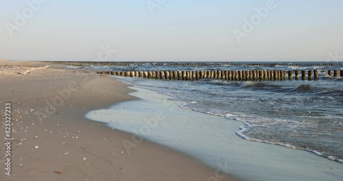 Stand und Wellen an der Ostseeküste am Morgen, 4k