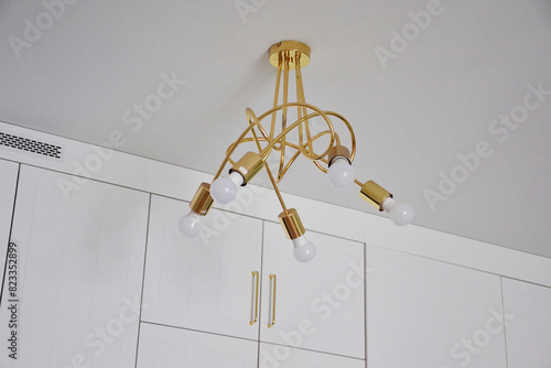 Złota ozdobna lampa sufitowa z żarówkami LED photo