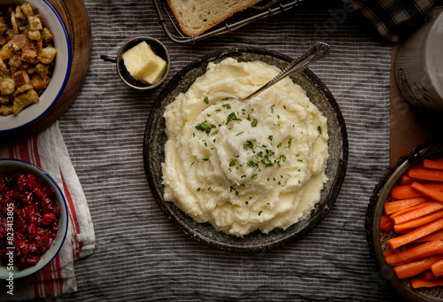 Foto Top view of a bowl of mashed potatoes and mixed vegetables