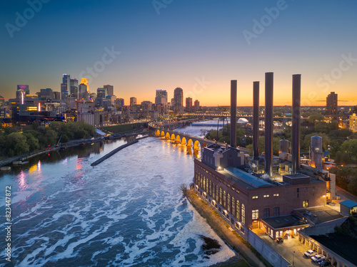 Foto Minneapolis, Minnesota, USA Downtown City Skyline at Dusk