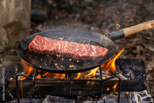 アウトドアでステーキ beefsteak grilled outdoors at campsite