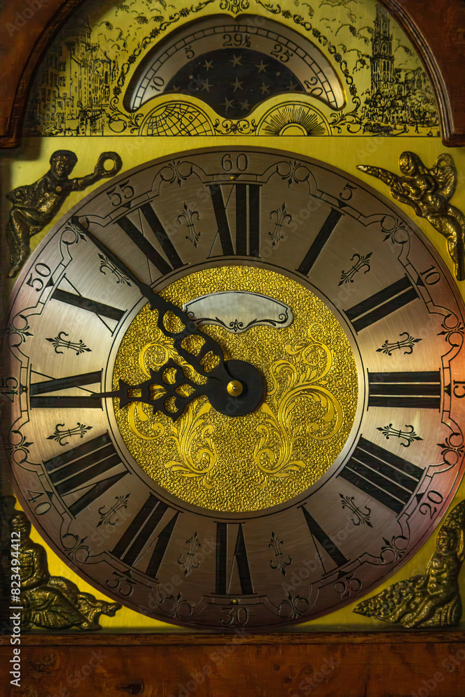 Obraz premium An old antique vintage clock,