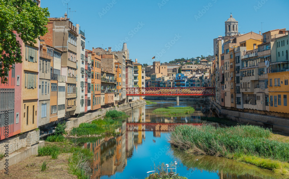 Maisons colorées de l'Onyar et le pont Eiffel à Gérone en Catalogne, Espagne.	