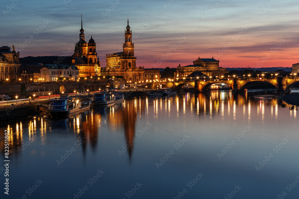 Blick über die Elbe auf Teile der barocken Altstadt von Dresden bei Nacht mit der katholischen Hofkirche, der Semperoper und der Augustusbrücke.