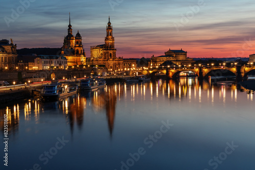 Blick über die Elbe auf Teile der barocken Altstadt von Dresden bei Nacht mit der katholischen Hofkirche, der Semperoper und der Augustusbrücke. photo