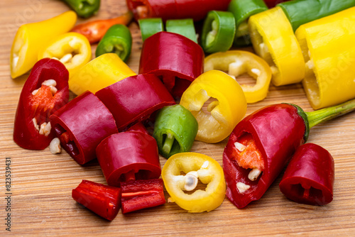 Geschnittene scharfe Peperoni für eine schafe Sauce photo