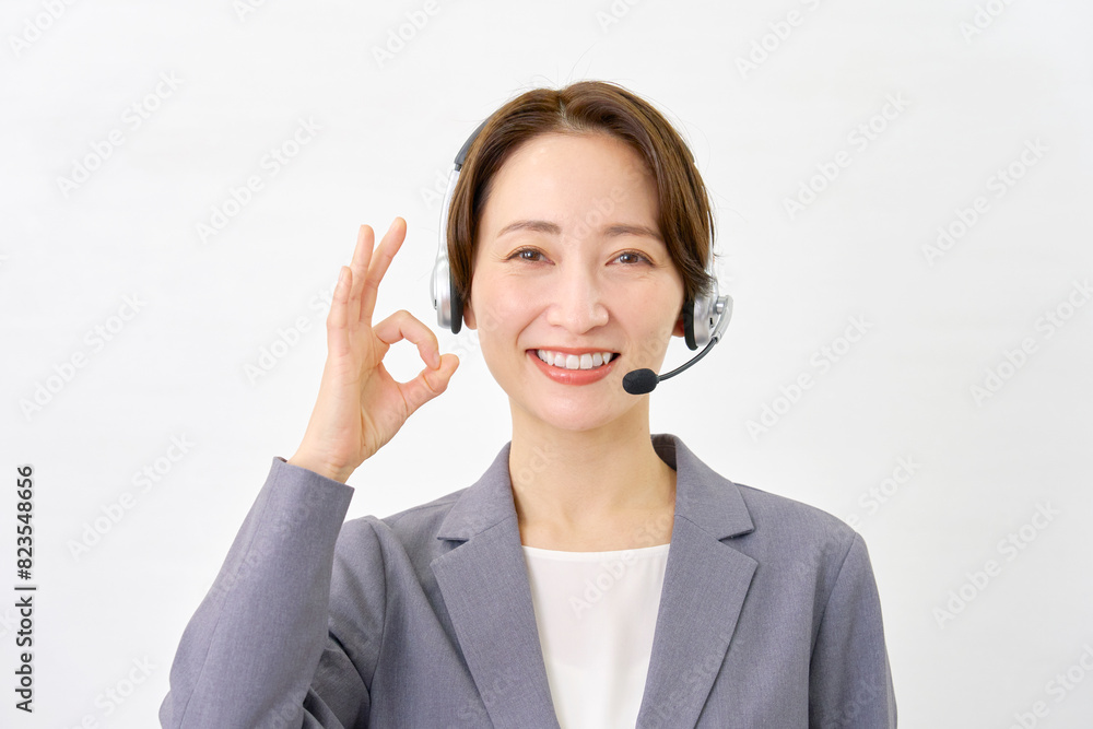 OKサインをするオペレーター　白背景