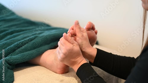 physiotherapist, physical therapy, reflexology, relax, massage, reflexology massage, care, naturopathy, health, therapy, treatment, medicine, physiotherapy, therapist, hand, osteopathy, chiropractic, 