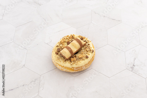 Donut Kinder Bueno White sur un fond blanc marbré 
