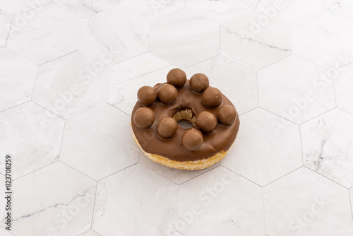 Donut Maltesers sur un fond blanc marbré 