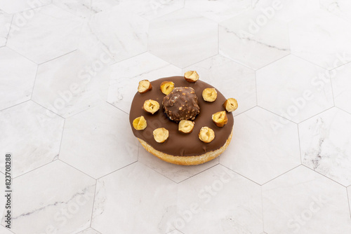 Donut Toblerone sur un fond blanc marbré 