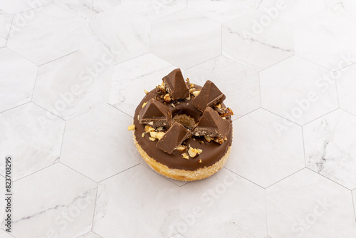 Donut Toblerone sur un fond blanc marbré 