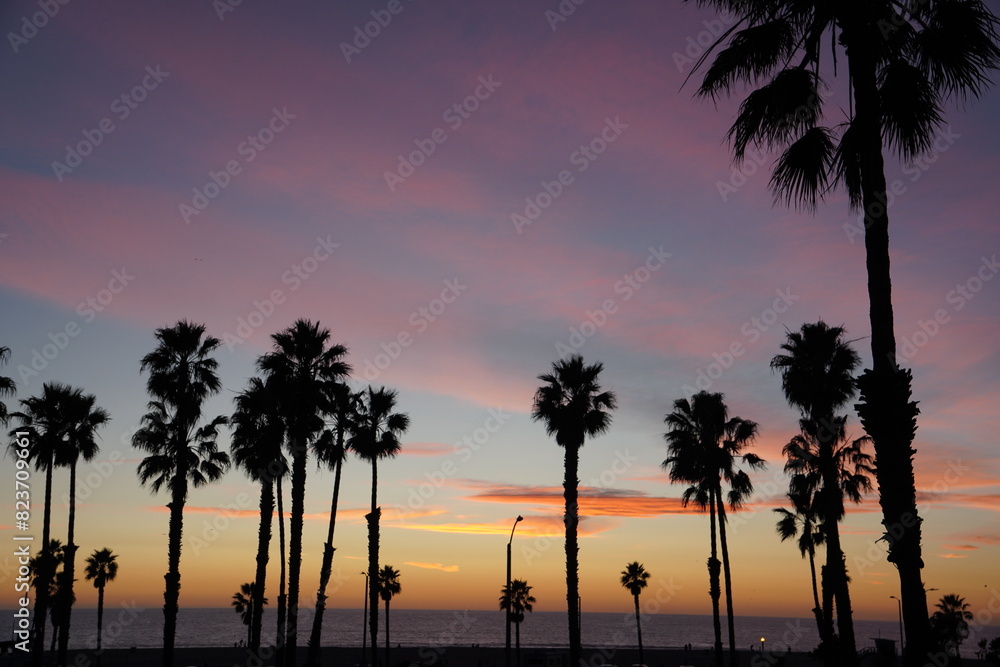 Obraz premium Colorful Southern California Sunset over the Pacific Coast