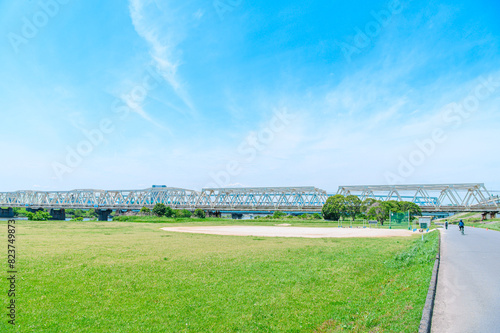 Wallpaper Mural 初夏に広がる青空・河川敷 Torontodigital.ca