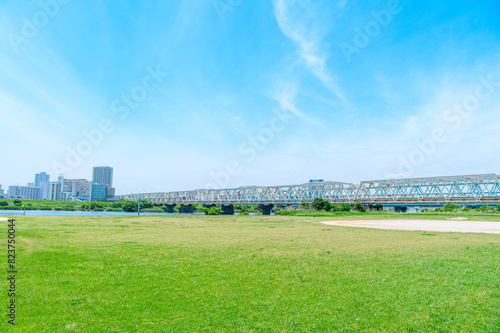 初夏に広がる青空・河川敷