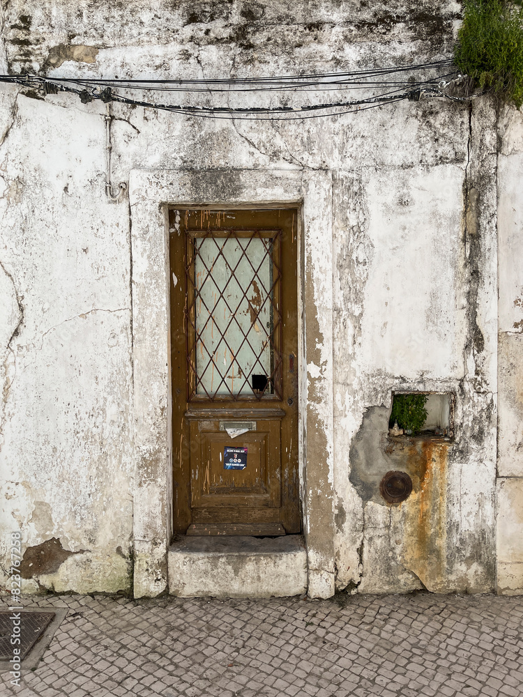 Puerta antigua de madera estilo portugués. Sur de Portugal. Puerta antigua de madera estilo portugués. Sur de Portugal.