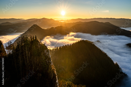 Fototapeta Naklejka Na Ścianę i Meble -  Pieniny, tatry , jesień , zachód , wschód , Karpaty, Dunajec