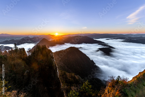 Fototapeta Naklejka Na Ścianę i Meble -  Pieniny, tatry , jesień , zachód , wschód , Karpaty, Dunajec
