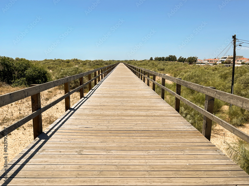 Fototapeta premium Pasarelas de madera que llevan a la playa. Tavia, Sur de Portugal. 