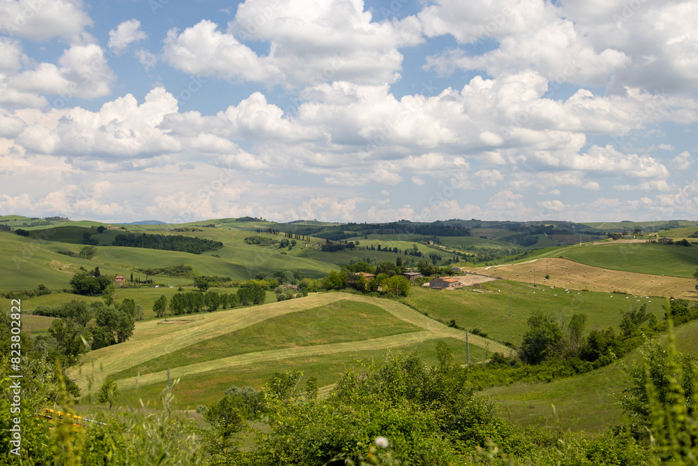 Fototapeta premium beautiful view of the rolling fields in tuscany italy