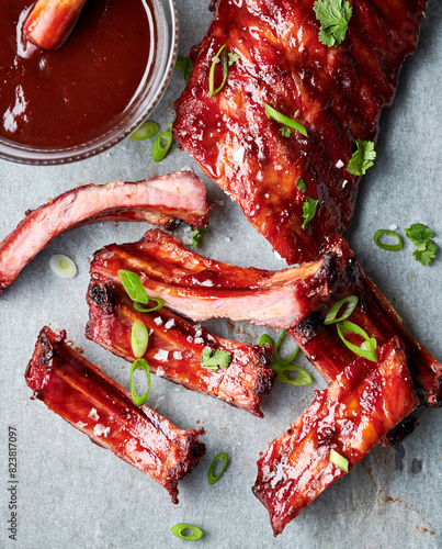 Barbecue spare ribs with scallions