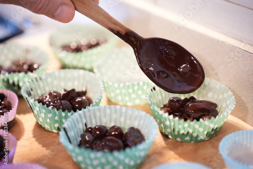 Bilde på lerret Almonds with melted dark chocolate