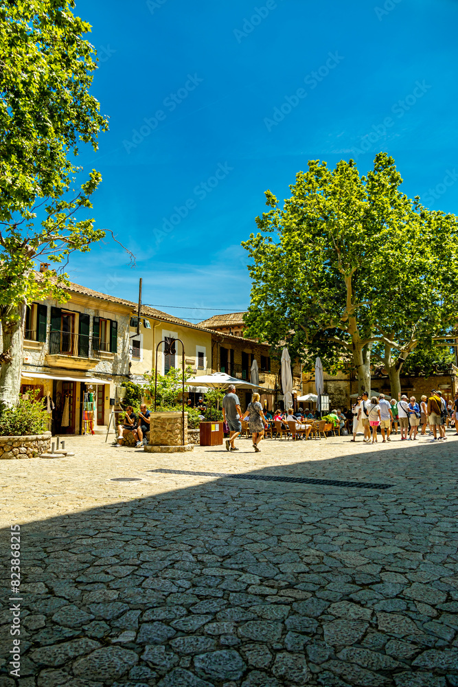 Obraz premium Kurzer Zwischenstop in der wunderschönen Kleinstadt Valldemossa im Nordwesten der Insel Region Serra de Tramuntana - Mallorca - Spanien