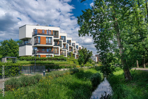 Piękne osiedle mieszkaniowe w niskiej zabudowie w zielonej miejskiej okolicy