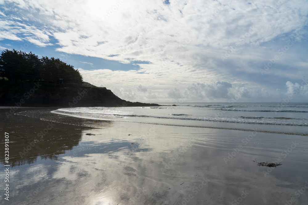 Plage de la presqu'île de Crozon, perle côtière où le sable fin offre des reflets magiques du ciel et des nuages, caressée par les eaux de l'Iroise. Plage de la presqu'île de Crozon, perle côtière où le sable fin offre des reflets magiques du ciel et des nuages, caressée par les eaux de l'Iroise.