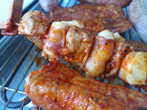 Grillgut auf einem Tischgrill im eigenen Garten. photo