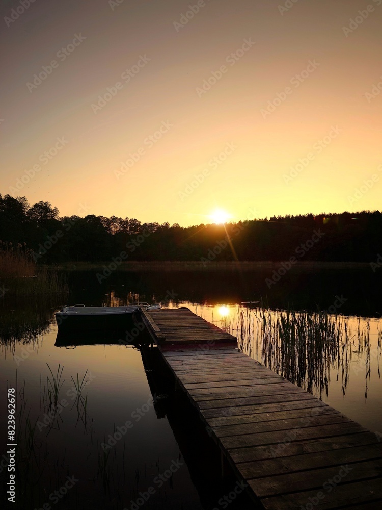 Warmia - Mazury. Zachód słońca nad jeziorem