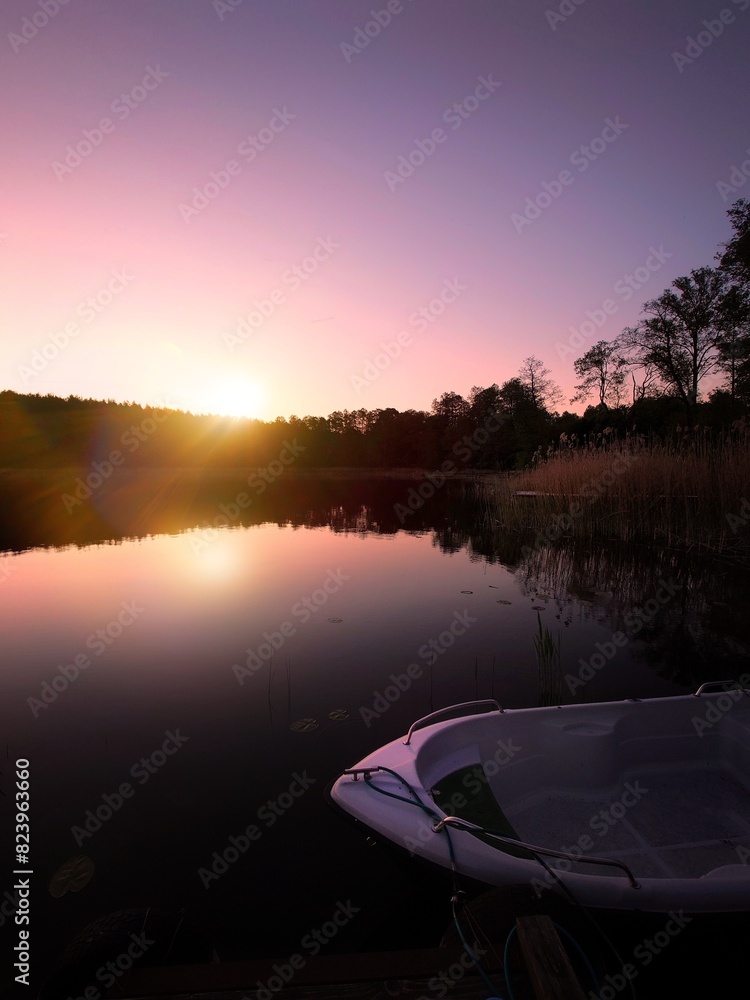 Warmia - Mazury. Zachód słońca nad jeziorem