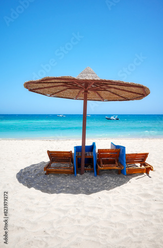 Tropical sandy beach on a sunny day, summer vacation concept. © MaciejBledowski