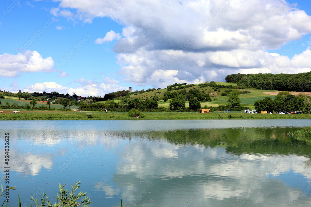Wolken spiegeln sich im Härtsfeldsee in Dischingen Wolken spiegeln sich im Härtsfeldsee in Dischingen