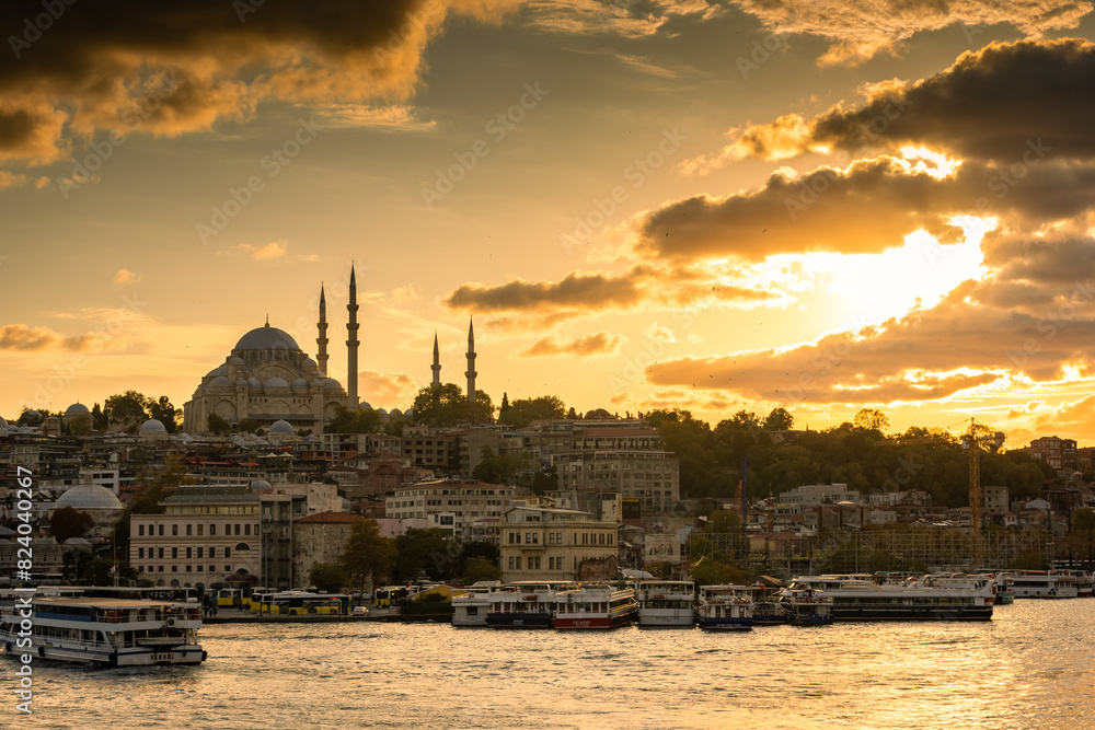 Fototapeta premium Amazing skyline of Istanbul at sunset with Suleymaniye Mosque, Turkey