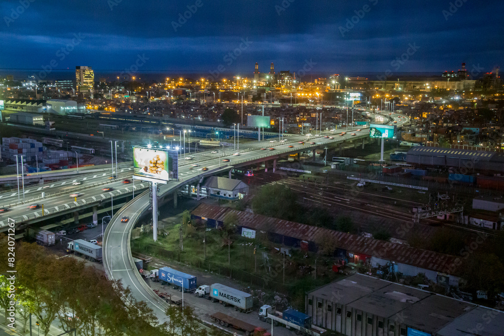 Fototapeta premium Autopista sobre la villa