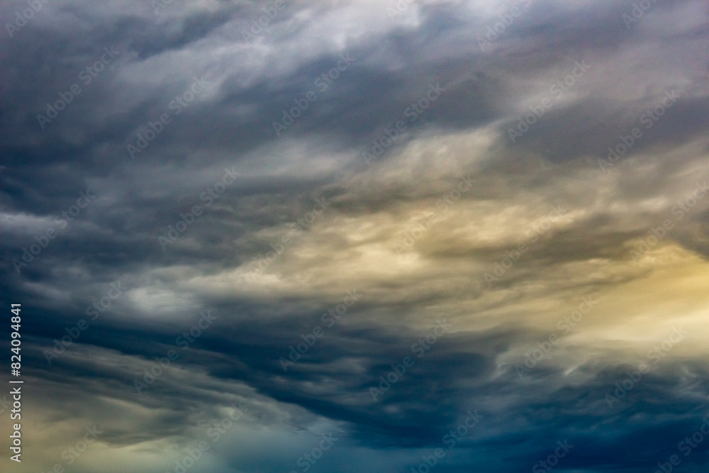 Naklejka premium dramatic sky and clouds at sunset